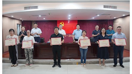 集团党委举行庆祝中国共产党成立102周年 “两优一先”表彰大会暨专题党课
